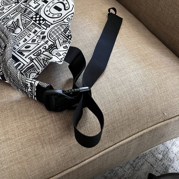 Kavu Rope Sling Bag Black And White Print Horseshoe Tennis Racket - Picture 3 of 10